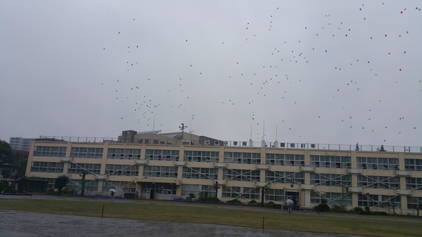 10/21（土）雨の中式典日に風船飛ばしを行いました。